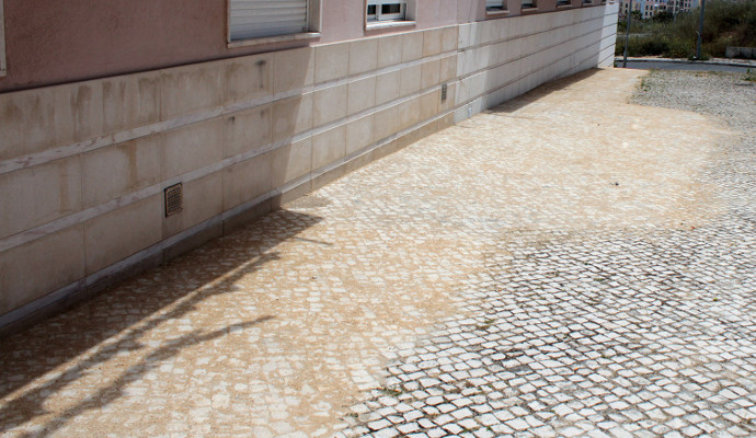 Calçada nas traseiras da rua Damião de Góis