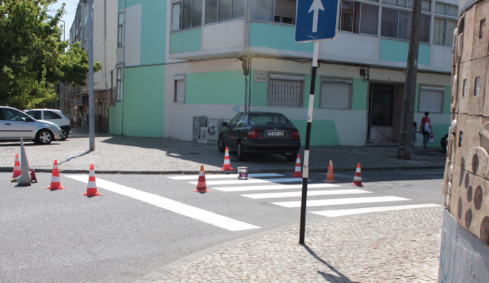 Recolocação e pintura da passadeira na Rua Afonso Paiva