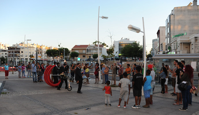 Espetáculo de rua a cargo do grupo Residual Gurus