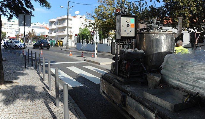 Pintura das passadeiras na rua da Alembrança e na praça Francisco Taborda