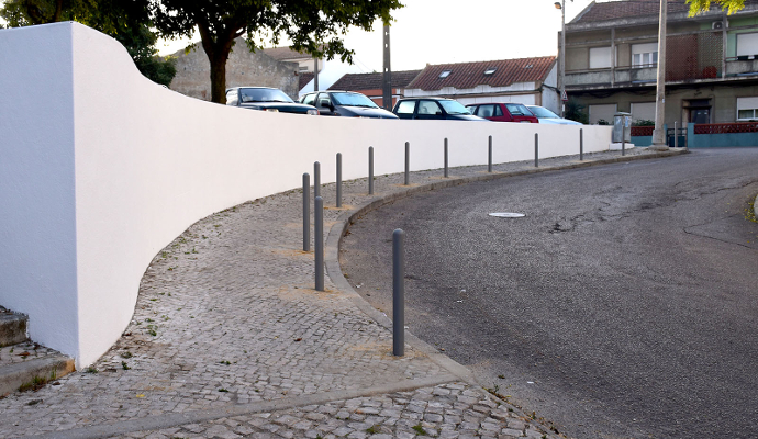  Colocação de pilaretes na Praceta Viana Mota