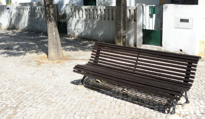  Manutenção dos bancos na Rua Ramalho Ortigão