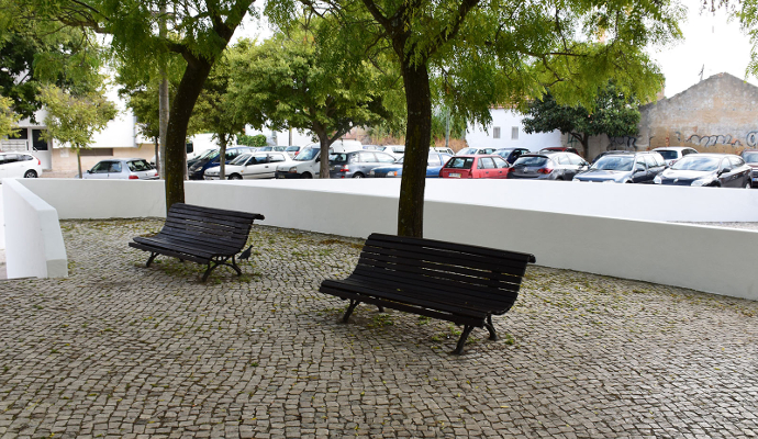 Bancos e muretes na rua António Elvas 