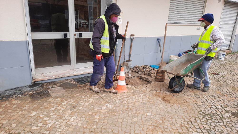 Regularização de calçada na rua Ary dos Santos