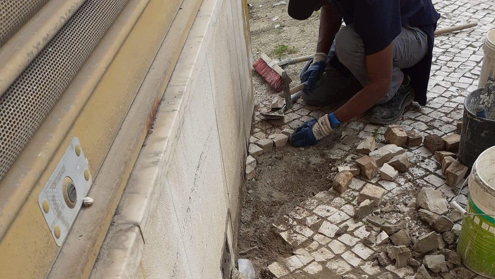 Requalificação de calçada na praça António Ribeiro Chiado