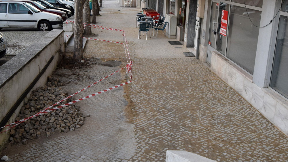 Requalificação de calçada na rua Ary dos Santos