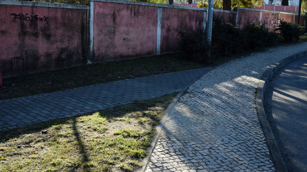 Regularização da calçada na Estrada de Vale Mourelos