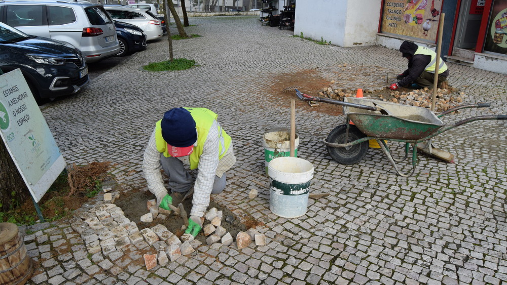 Regularização da calçada na praceta Barbosa du Bocage