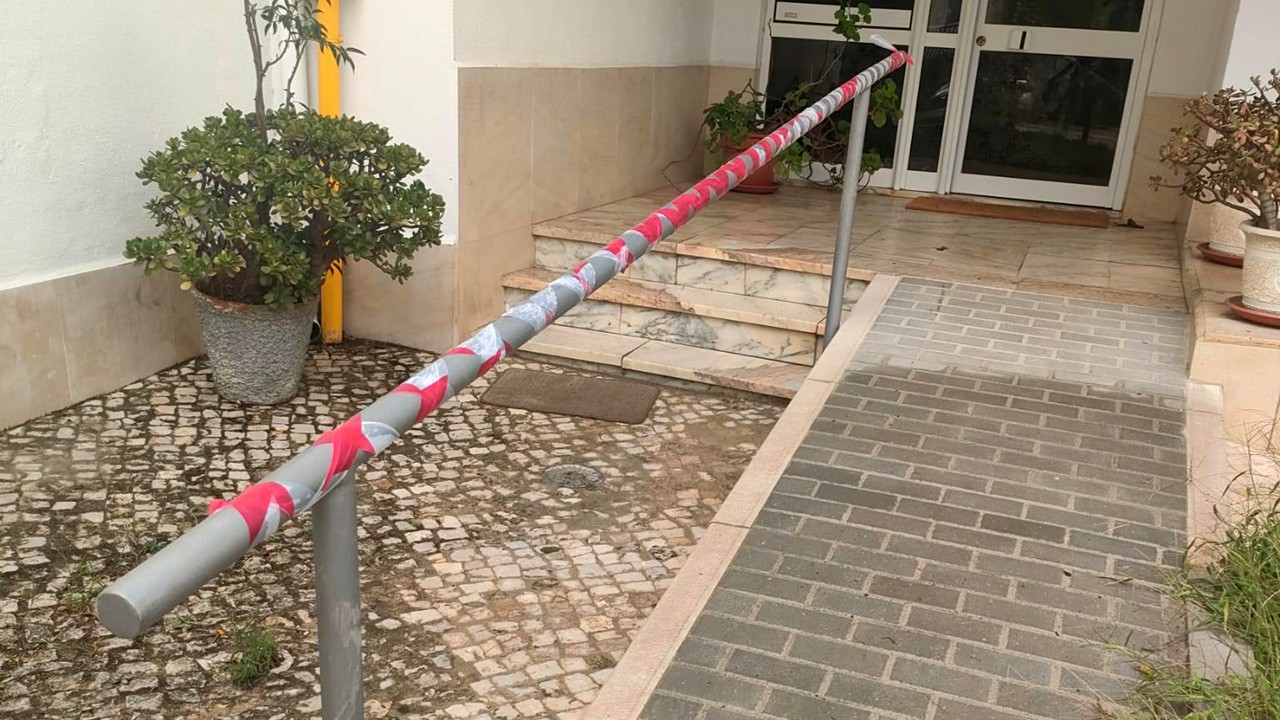 Colocação de um corrimão de segurança na Rua das Flores