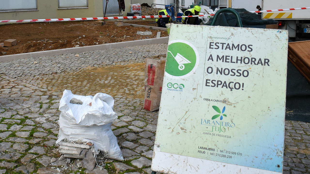 Regularização da calçada na zona de Vale Flores