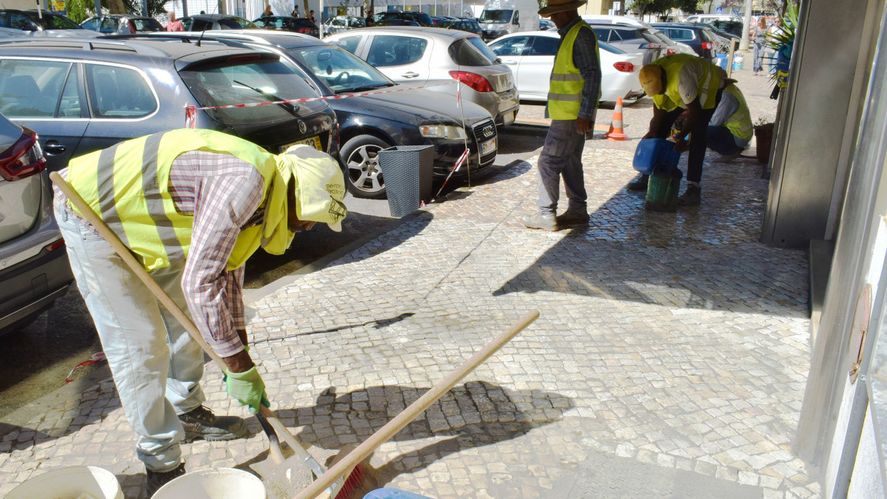 Regularização da calçada no Laranjeiro